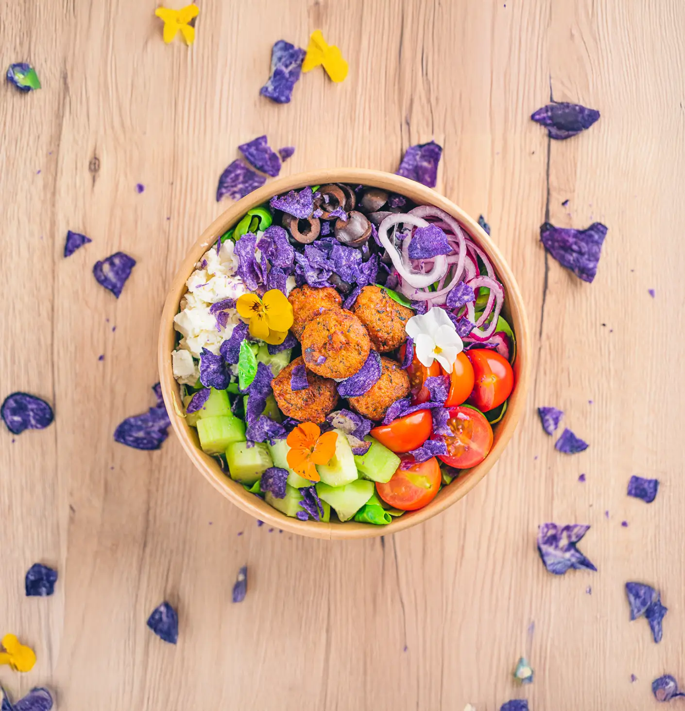 Une salade grecque aux falafels